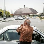 جیغ بنفش خورشید در آسمان شهر 